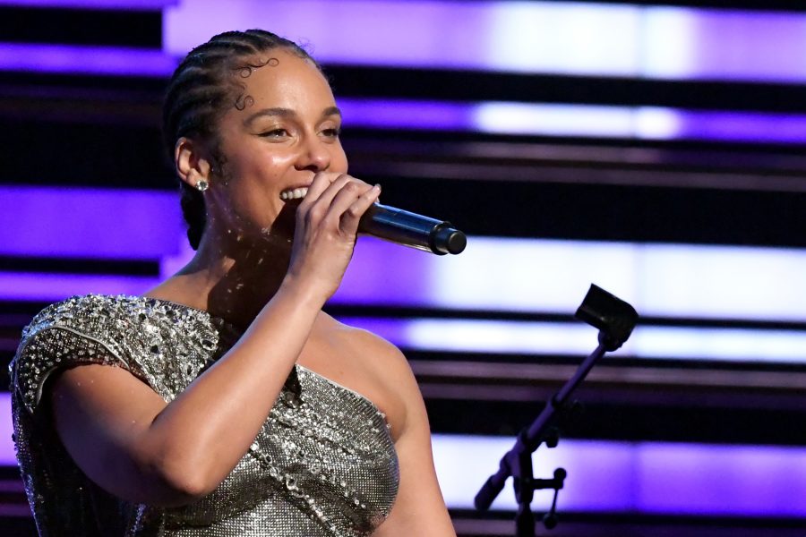 Primal_Digest's tweet image. #EverySingle Outfit #AliciaKeys Wore Hosting The Grammys
essence.com/fashion/heres-…