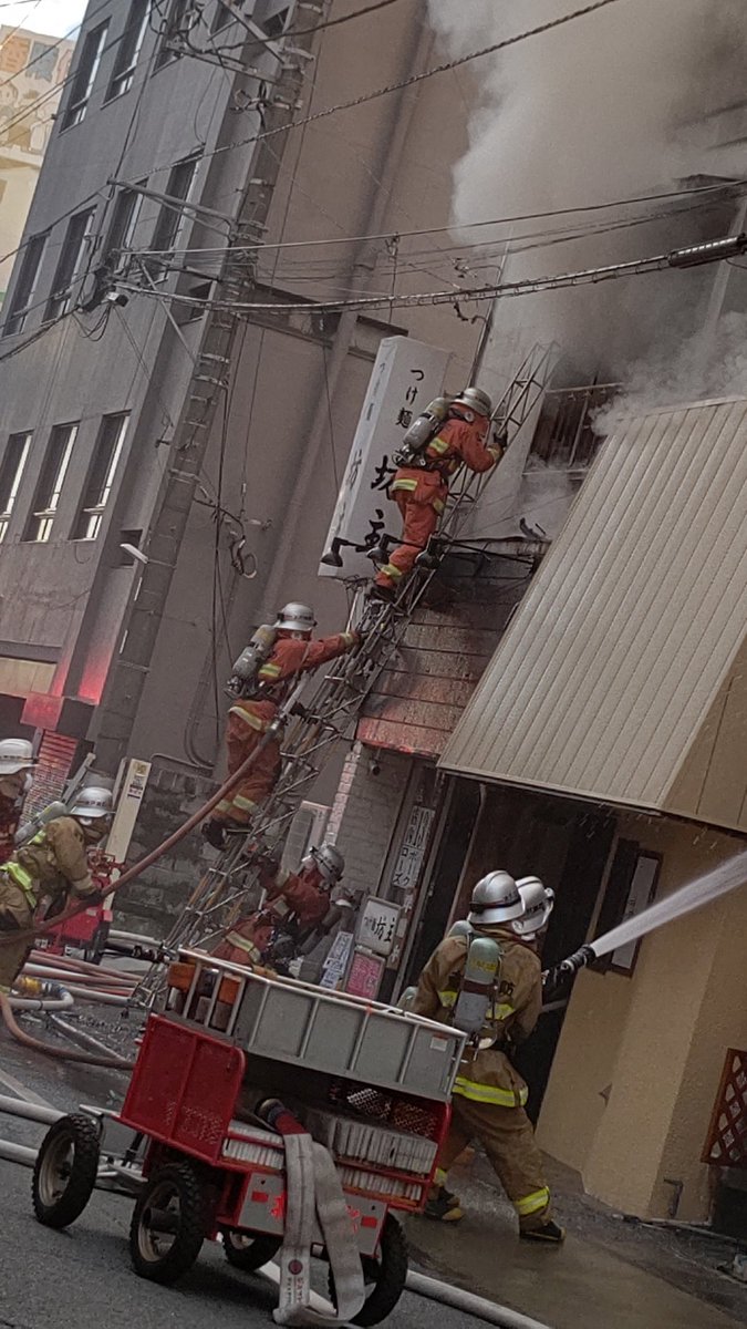 水戸市のつけ麺坊主で火災が起き消火活動している画像