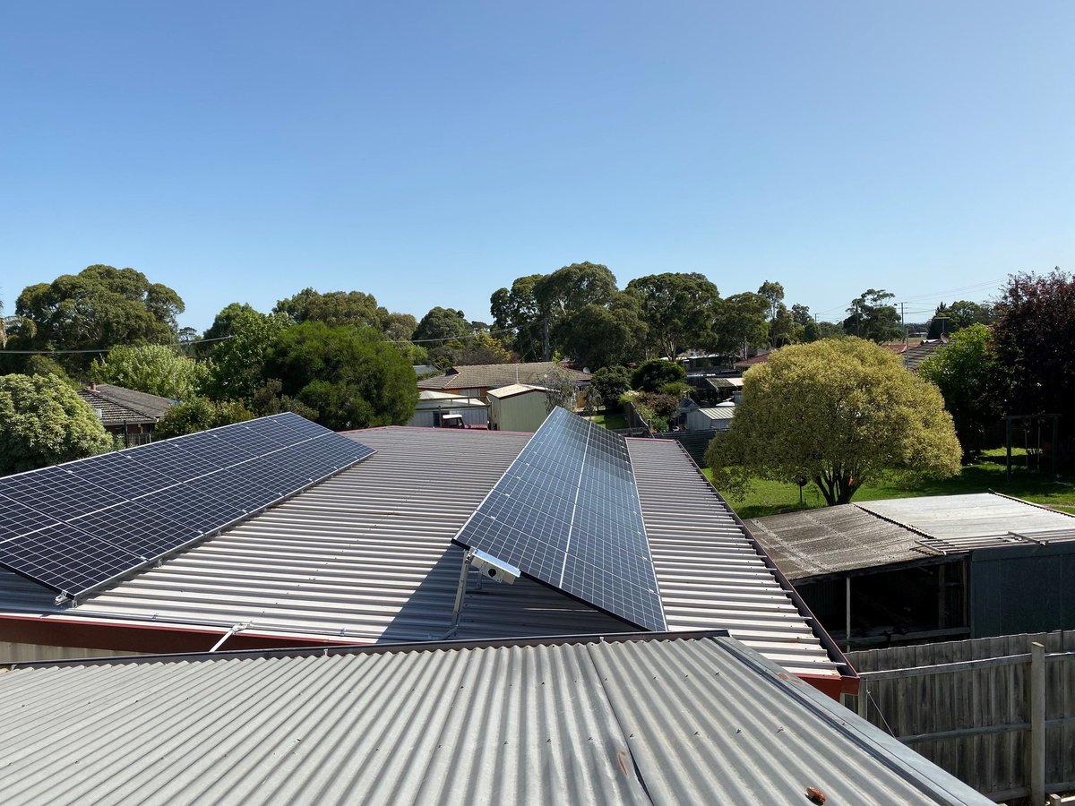 RockysEnergy's tweet photo. What a beautiful day to be installing solar in Glengarry. This 6.60kW solar system has been installed on tilt frames to maximise production on the low-pitched roof.

#Solar #Glengarry #Gippsland #SolarVictoria #SolarRebate #RenewableEnergy https://t.co/XHGOxInveS