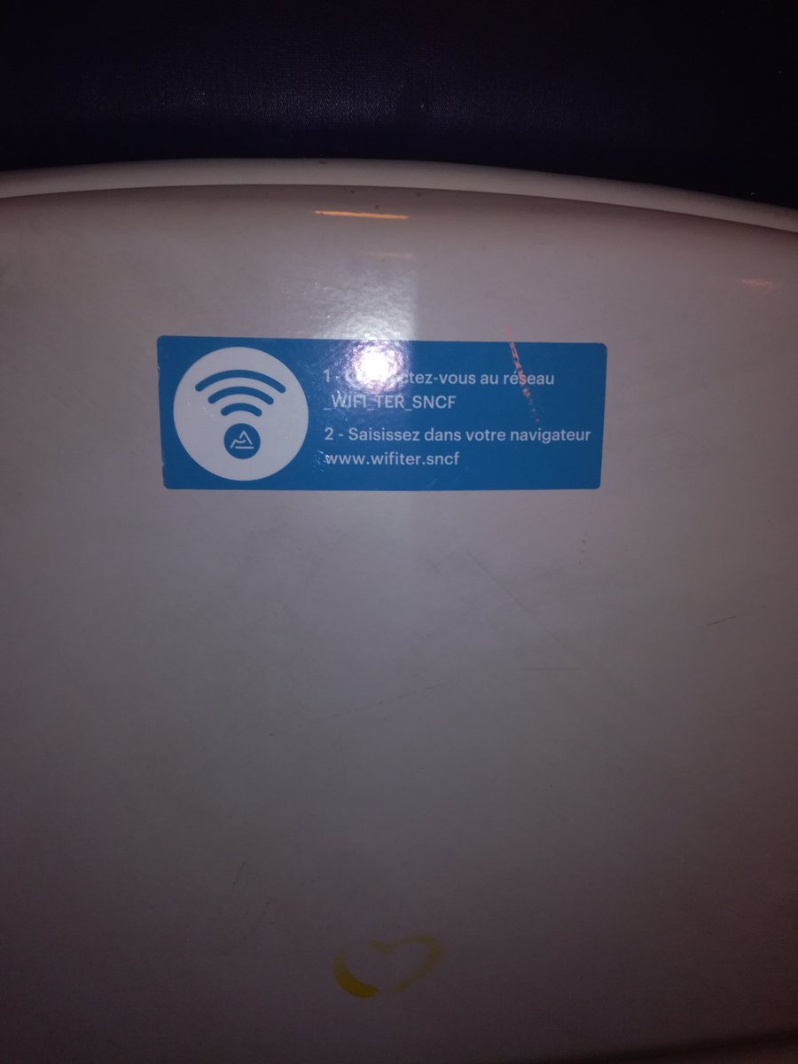patomarc's tweet photo. Toujours peu de trains sur la ligne Valence Grenoble ...mais on a le wifi ! #ter #grenoble https://t.co/Knb6PvQeKh