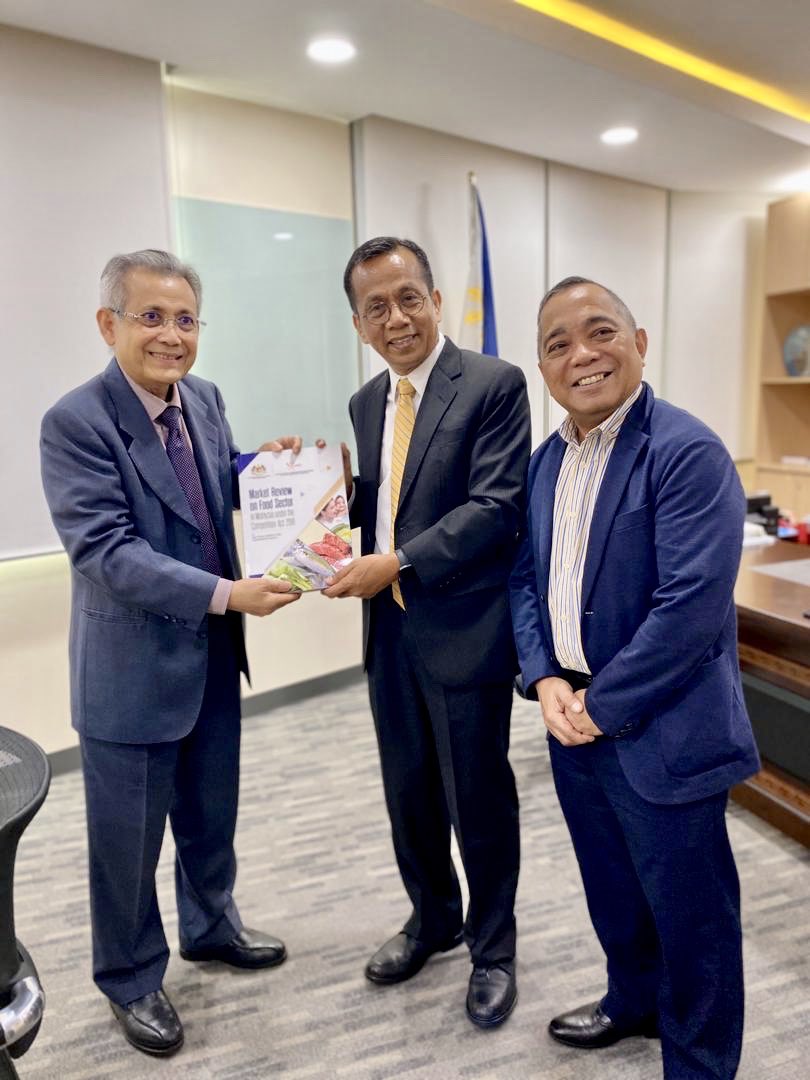 theMyCC's tweet photo. Working visit by Dato’ Seri Hishamudin Md Yunus, Chairman of MyCC to the Phillipines Competition Commission.

#MalaysiaCompetitionCommission #MyCC #PromotingCompetition #ProtectingYou #BebasKartel #kpdnhep #competitionlaw #Malaysia #CompetitionPH #Philippine #Manila https://t.co/PSzJRZ5jPV