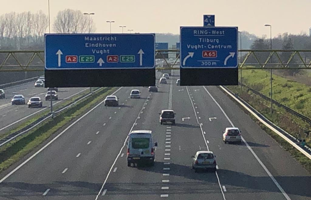 Deze week 25 jaar geleden. De A2 bij ‘s-Hertogenbosch stond 14 dagen onder water. De foto die John Claessens nam van windsurfer Max van Noorden ging de wereld over. Inmiddels is de A2 beschermd met kades en is van 3 naar 5 rijbanen verbreed. #hohohoogwater <a href="/Rijkswaterstaat/">Rijkswaterstaat</a>