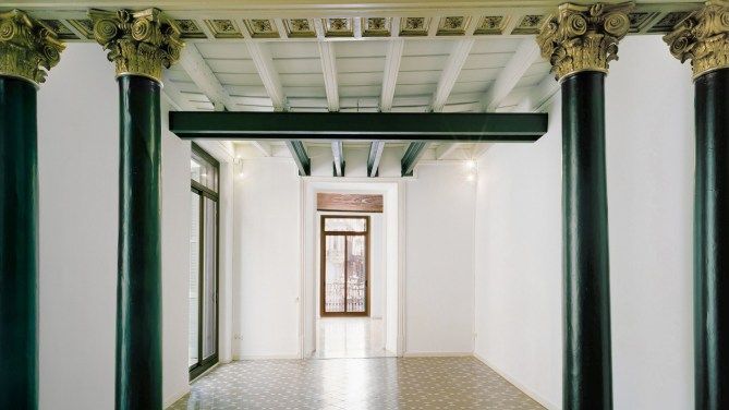 kuarere_'s tweet photo. Un piso ubicado en el piso principal de una casa fundada en el año 1700 en una de las avenidas más emblemáticas de Barcelona, La Rambla.
Un espacio singular de estilo neoclásico con pinturas, columnas y suelos de época.  
https://t.co/BkCq1o4SUM https://t.co/qzOvVZgkj6
