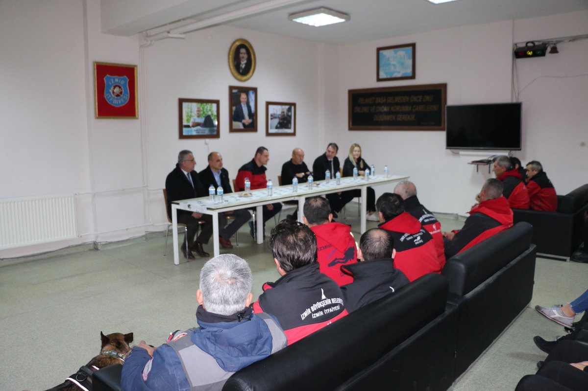 Elazığ'da yaşanan deprem ve sonrasında cansiperane bir şekilde arama kurtarma çalışmalarına katılan itfaiye  ekiplerimizle biraraya geldik. Onlara şükranlarımı sundum. 

İhtiyacımız olan dayanışma anlayışının en güzel örneklerinden birini sergilediler.