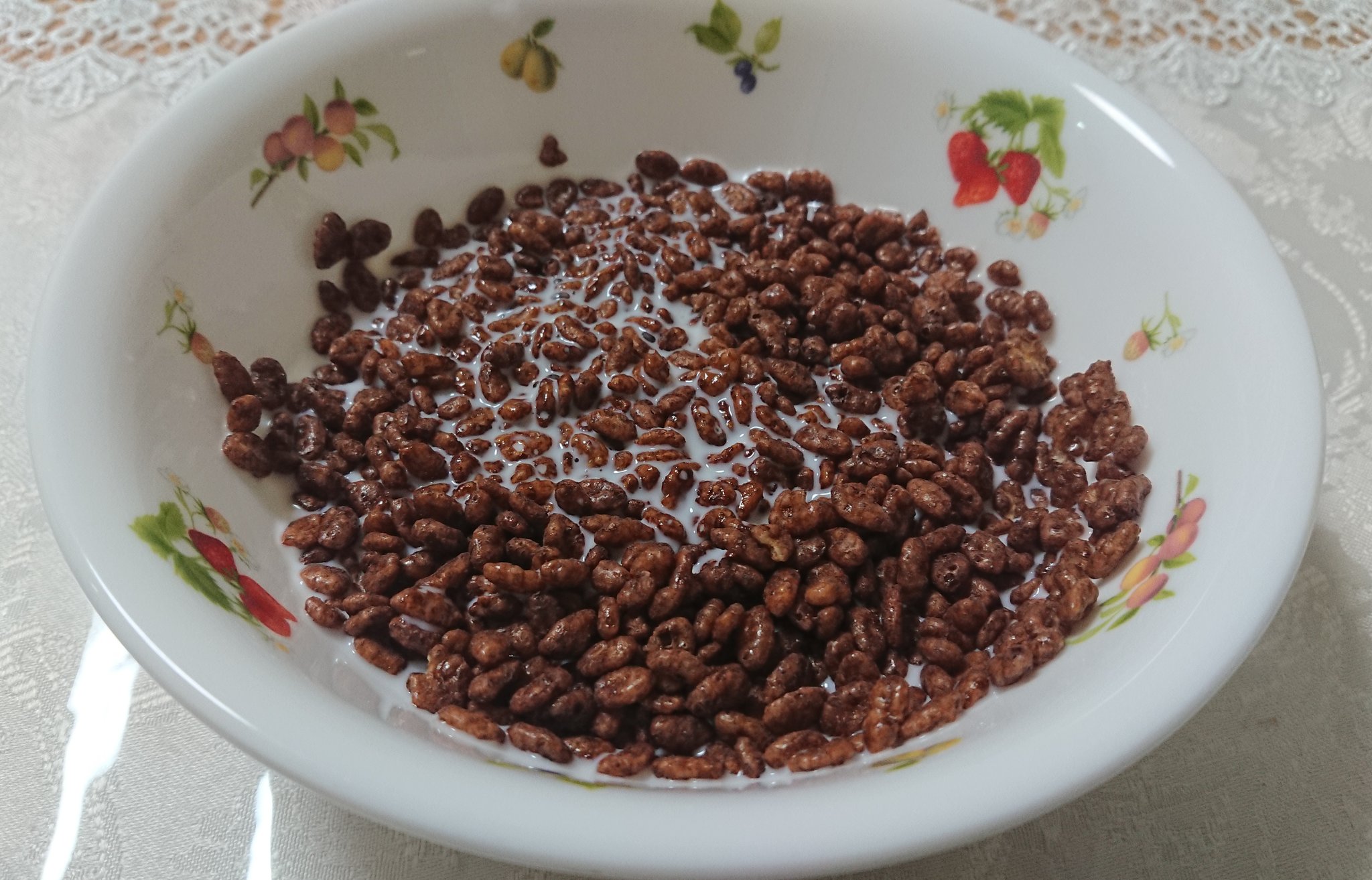 エンタメ最高マン コーンフレークを食べてます いや それコーンフレークちゃうやないかい ケロッグで チョコ の味がするやつはね チョコクリスピーかチョコワだけやねん チョコクリスピーで決まりや T Co S416iuynit Twitter