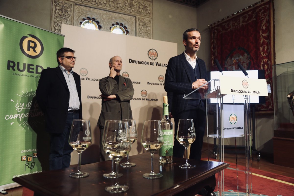 ruedaconrueda's tweet photo. 📻 Hoy hemos presentado el V @ruedaconrueda🍇🎬 con las pilas cargadas. Nos han acompañado, igual de ilusionados, @SantiagoMora2, Dtor. General de la @DORueda, #JavierAngulo como Dtor. de @SEMINCI💋 y Víctor Alonso, vicepresidente de la @Dip_Va.  
#ruedaconrueda2020 https://t.co/MtKp9KrrxR