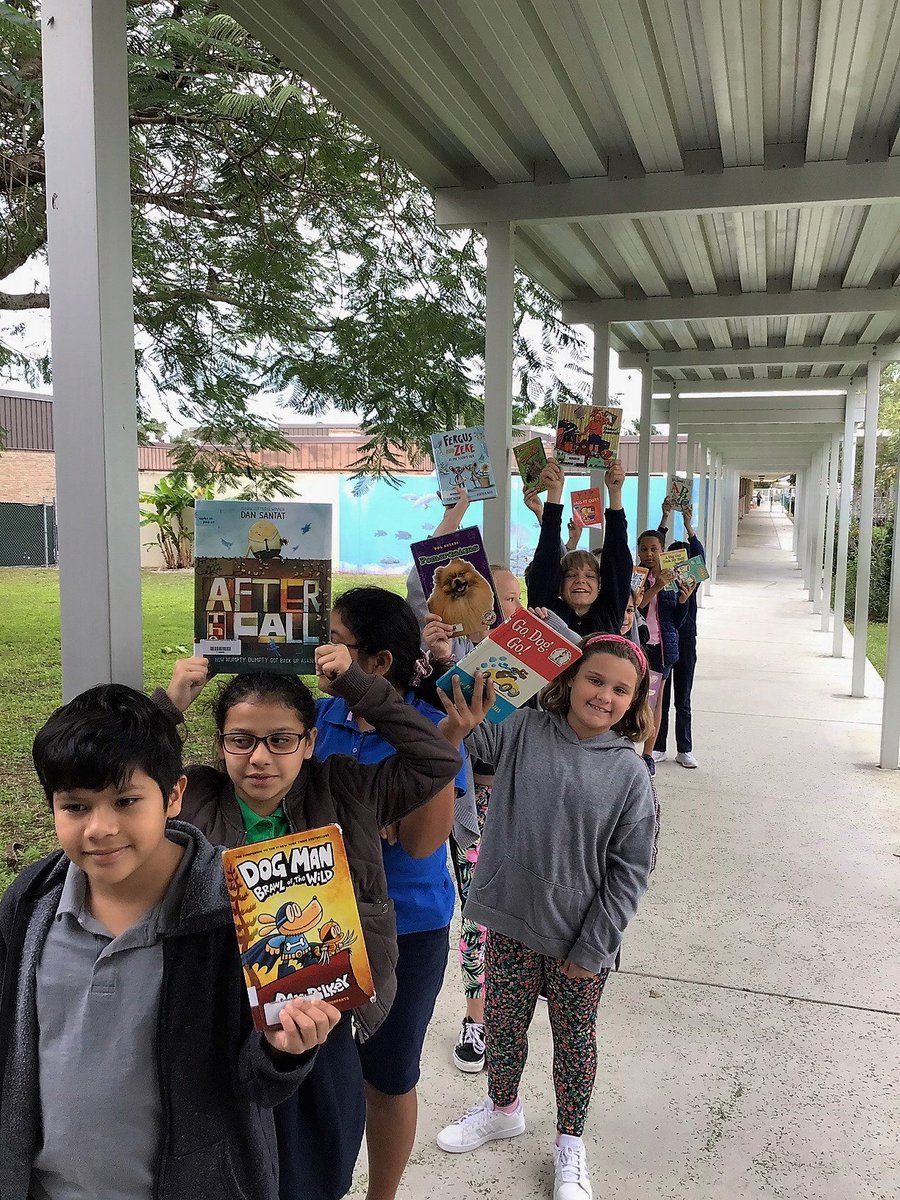 4th grade students showing off their love for reading!#FLCelebratesLiteracy #LiteracyWeekLove