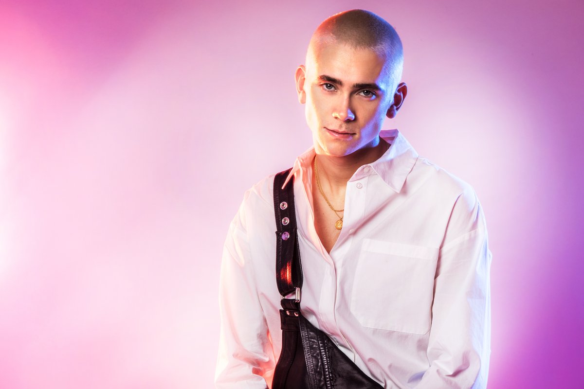SVTmelfest's tweet photo. Felix Sandman is back in #Melfest with another lyric-based entry, "Boys With Emotions", penned in part together with the same US songwriters as "Every Single Day". The 4 dancers will enhance the music &amp; words. Find the complete facts on the entry here: 👉 https://t.co/RxLqidw8fU https://t.co/4AnWg59R98