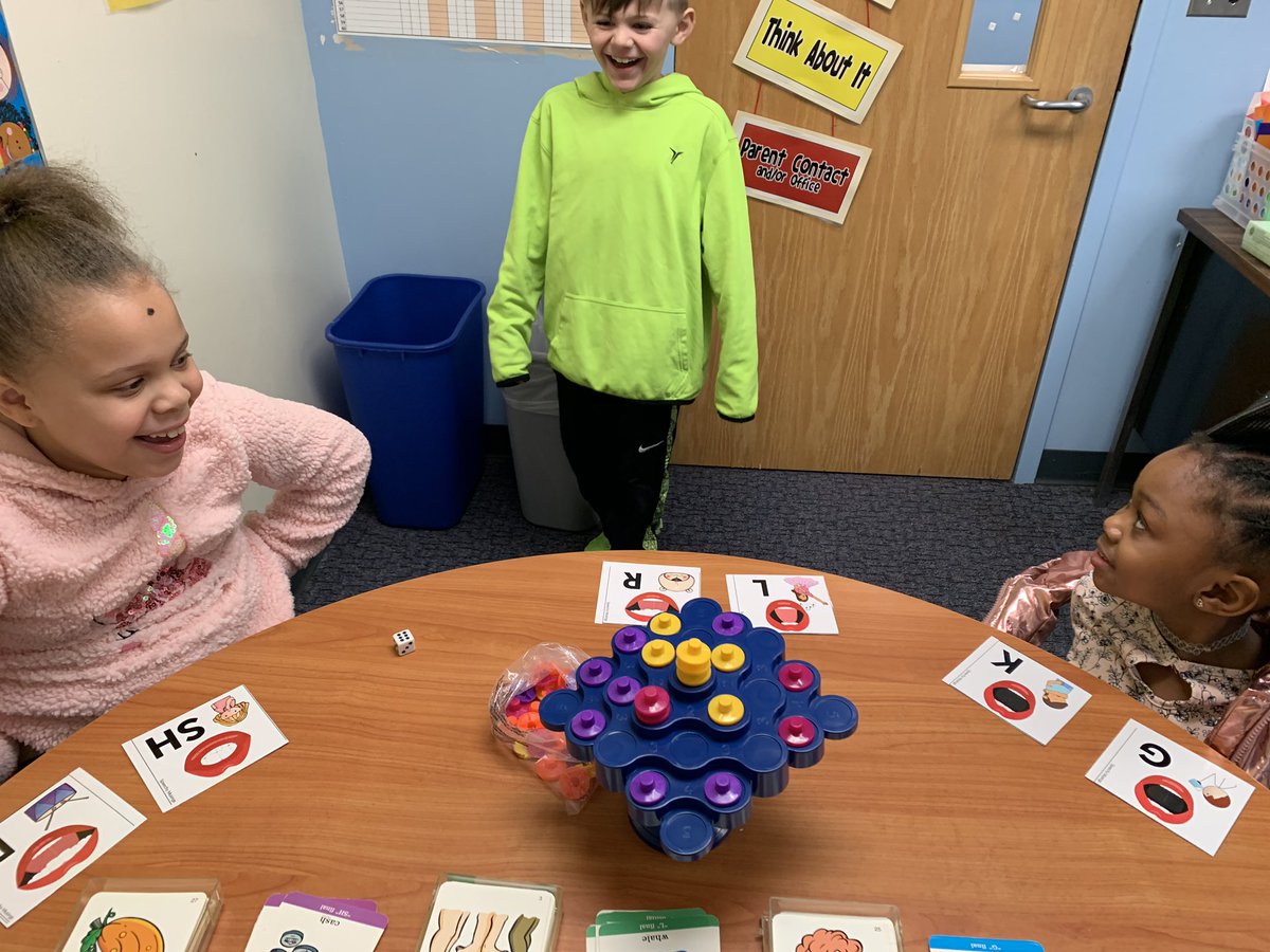 MrsBeachnauSLP's tweet photo. Such a wonderful start to 2020—new last name 👰🏻 but the same awesome kiddos! #huskypack #roosevelt2020 https://t.co/8gyFrVSgE2
