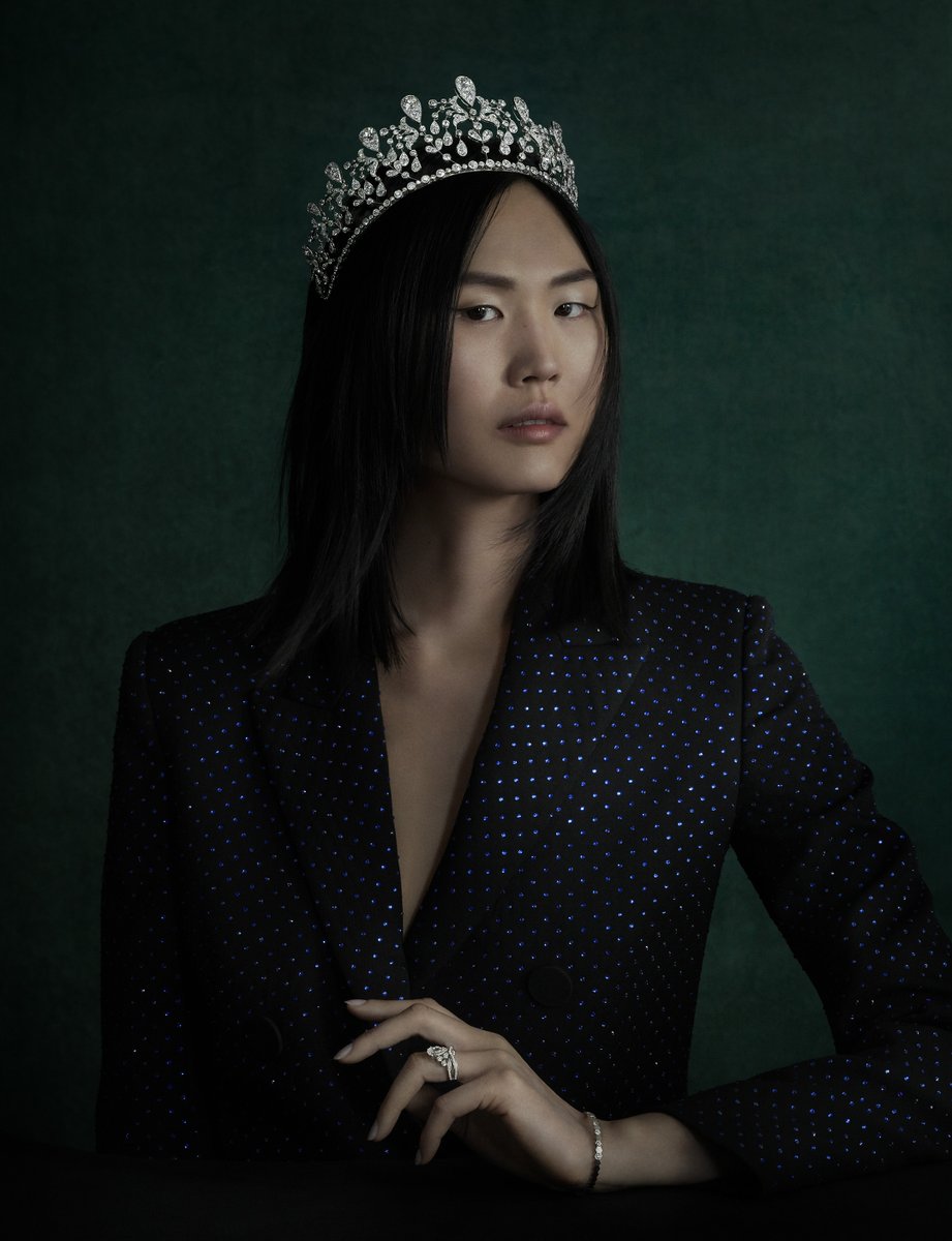 Chaumet's tweet photo. Maison Chaumet unveils the latest addition to the #ChaumetLibrary. Chaumet Tiaras: Divine Jewels explores these exceptional jewellery pieces, emblematic of the Maison's virtuosity for more than two centuries. 

Discover more about this new book on https://t.co/Ha4s4qIIJ1 https://t.co/IXIzZzDuhj