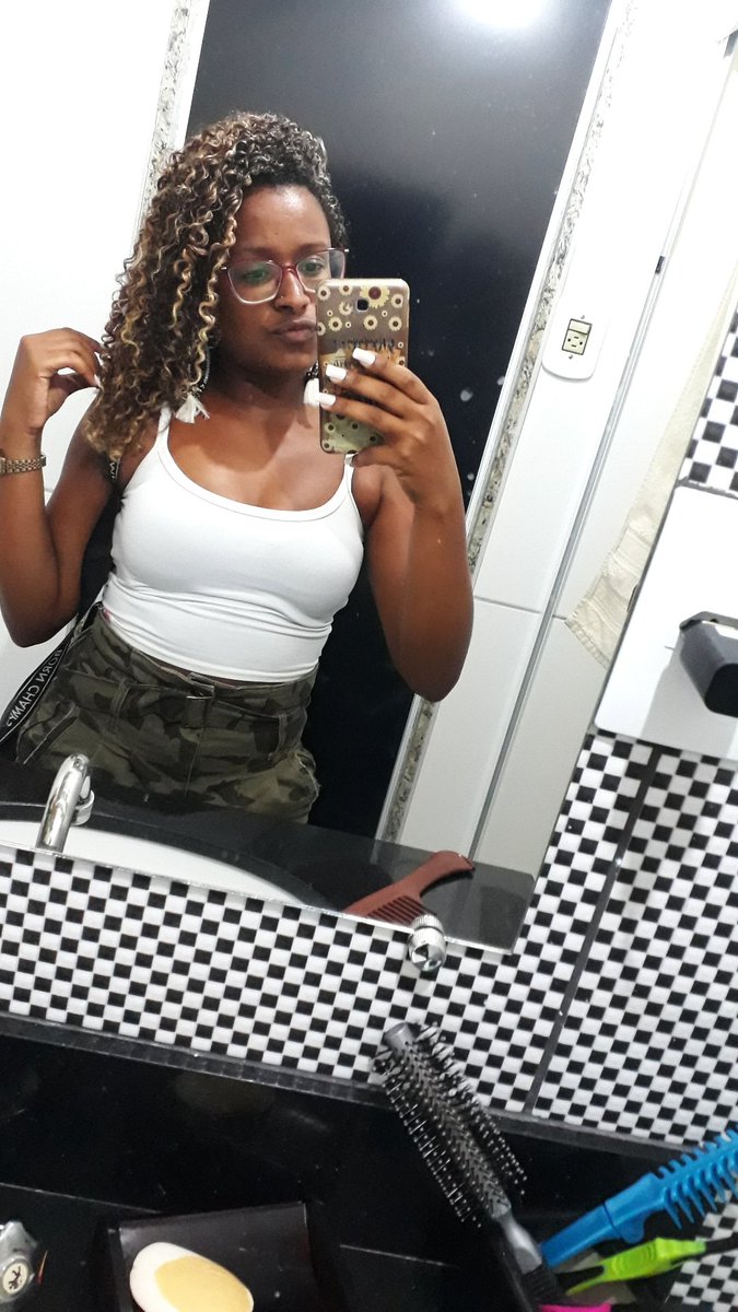 ThalitinhaRuiva's tweet photo. Felicidade em segredo é o segredo para dar certo.🌼😍🍀
#booomdiiaaaa ' 🙏 https://t.co/bhuG6bX7mE