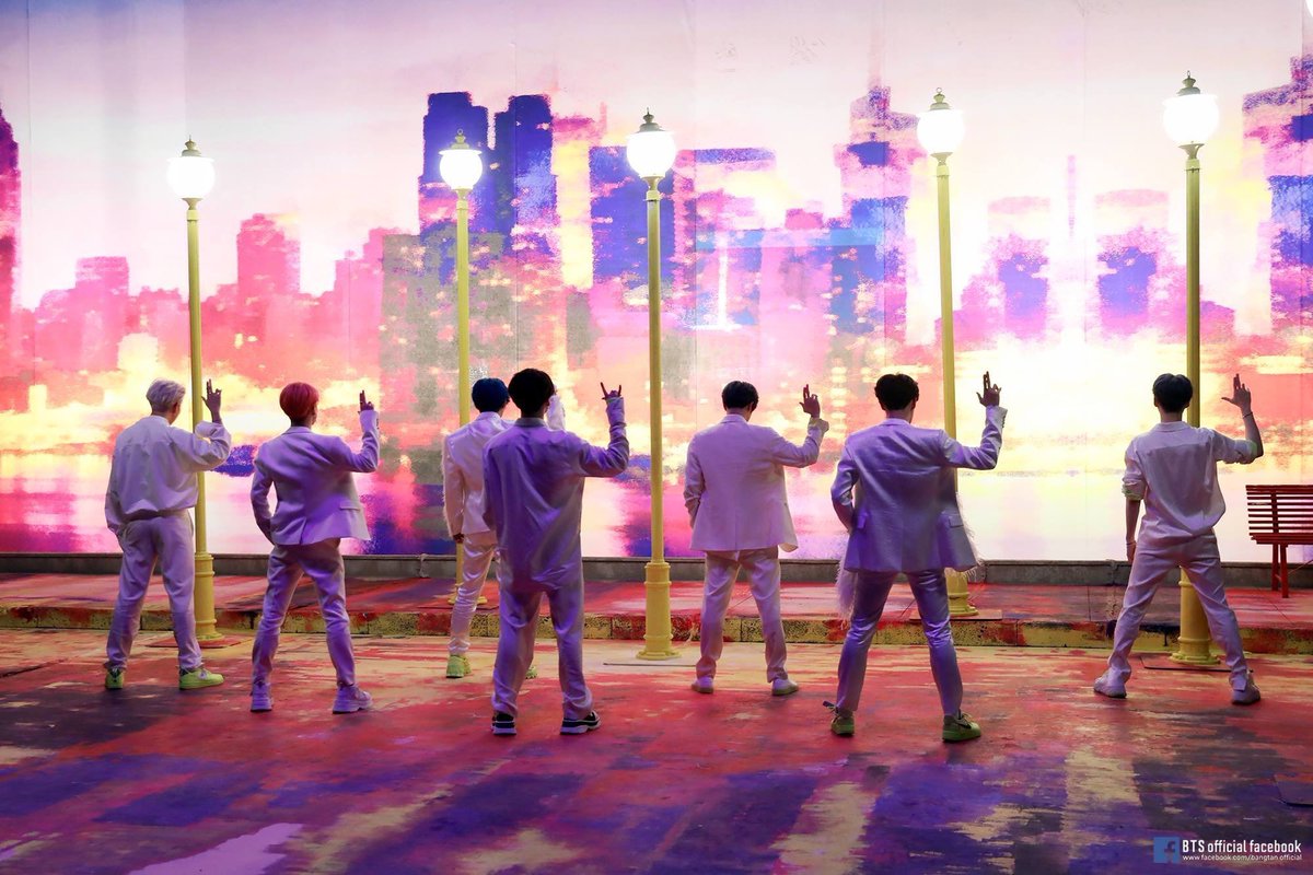 MoonKitten_7's tweet photo. Further proof that BTS really are that powerful on stage💜 #BlackSwanLive https://t.co/gFTemJidNO
