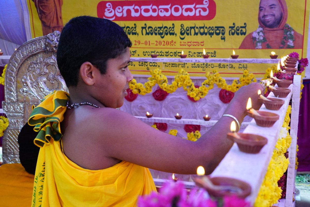 ShankaraPeetha's tweet photo. ನೂರೆಂಟು ದೀಪಗಳನ್ನು ಮಗುವೇ ಬೆಳಗಿ, ಮೂರು ಉತ್ತಮ ವಸ್ತುಗಳಿಂದ (ಗಂಗೆ, ಕಮಲ, ನಾರಿಕೇಲ ಆರತಿ) ಗುರುಪೂಜೆಯನ್ನು ಮಾಡುವುದು. ಕಮಲದ ಸಮರ್ಪಣೆಯು ಹೃದಯ ಕಮಲದ ಸಮರ್ಪಣೆಯ ಪ್ರತೀಕವಿಲ್ಲಿ... https://t.co/BXdCnE2lz6