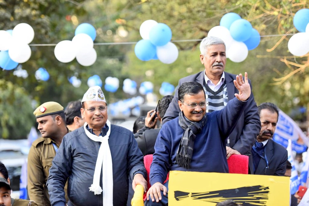 ArvindKejriwal's tweet photo. शकूरबस्ती और मोती नगर में जनता का मिला जबरदस्त प्यार। लोग अब अपना मन बना चुके हैं। इस बार पूरी दिल्ली एकजुट हो कर झाड़ू का बटन दबाएगी। https://t.co/iB9OKkOltq