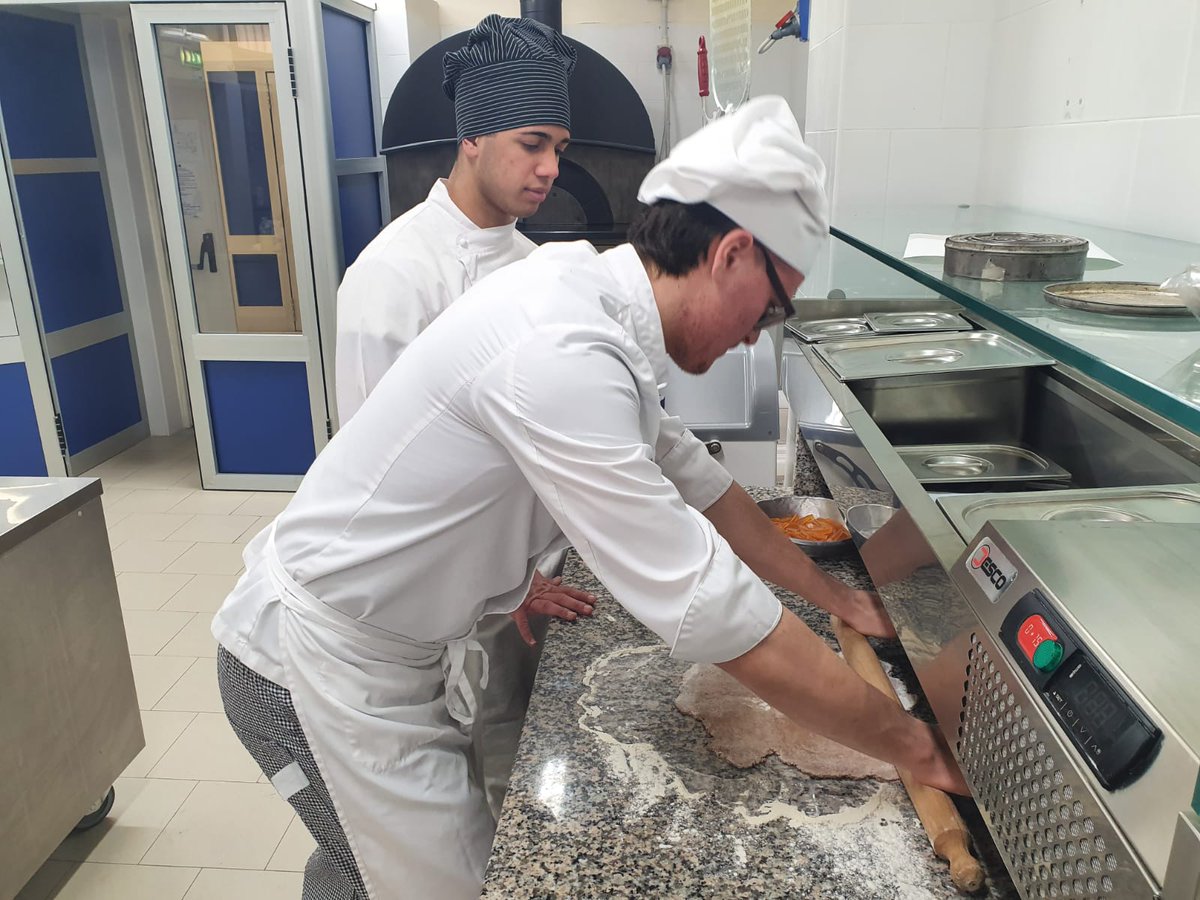 istitutomorano's tweet photo. #IstitutoMorano #Caivano #IPSEOA
#Oggi #today la 4F1A porta un po' di #Sicilia nelle #Esercitazioni preparando i tipici #cannoli
#mercoledì #29Gennaio #Menu #regionale Chef il prof Sabatino Nunziata https://t.co/qnSrHPC2TB
