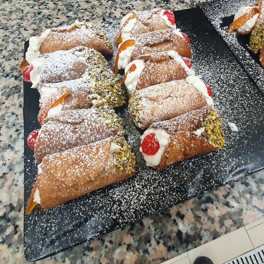 istitutomorano's tweet photo. #IstitutoMorano #Caivano #IPSEOA
#Oggi #today la 4F1A porta un po' di #Sicilia nelle #Esercitazioni preparando i tipici #cannoli
#mercoledì #29Gennaio #Menu #regionale Chef il prof Sabatino Nunziata https://t.co/qnSrHPC2TB