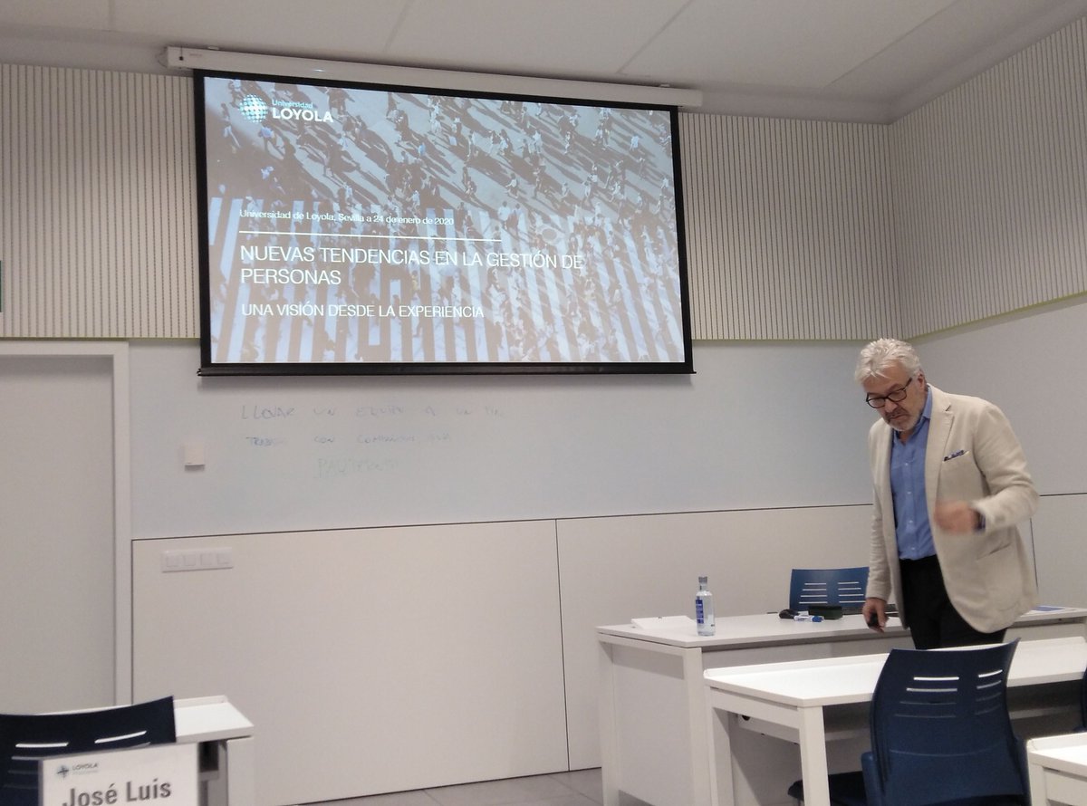LoyolaMasteres's tweet photo. El director general de Personas, Organización y Comunicación en Santalucía Seguros (@santalucia_seg), Juan Manuel Rueda, ha impartido una masterclass a los estudiantes del Master Universitario en Ingeniería Industrial (#MUIIND). #liderazgo #posgrado #formacion #master #loyola https://t.co/OxfdkyRY8s