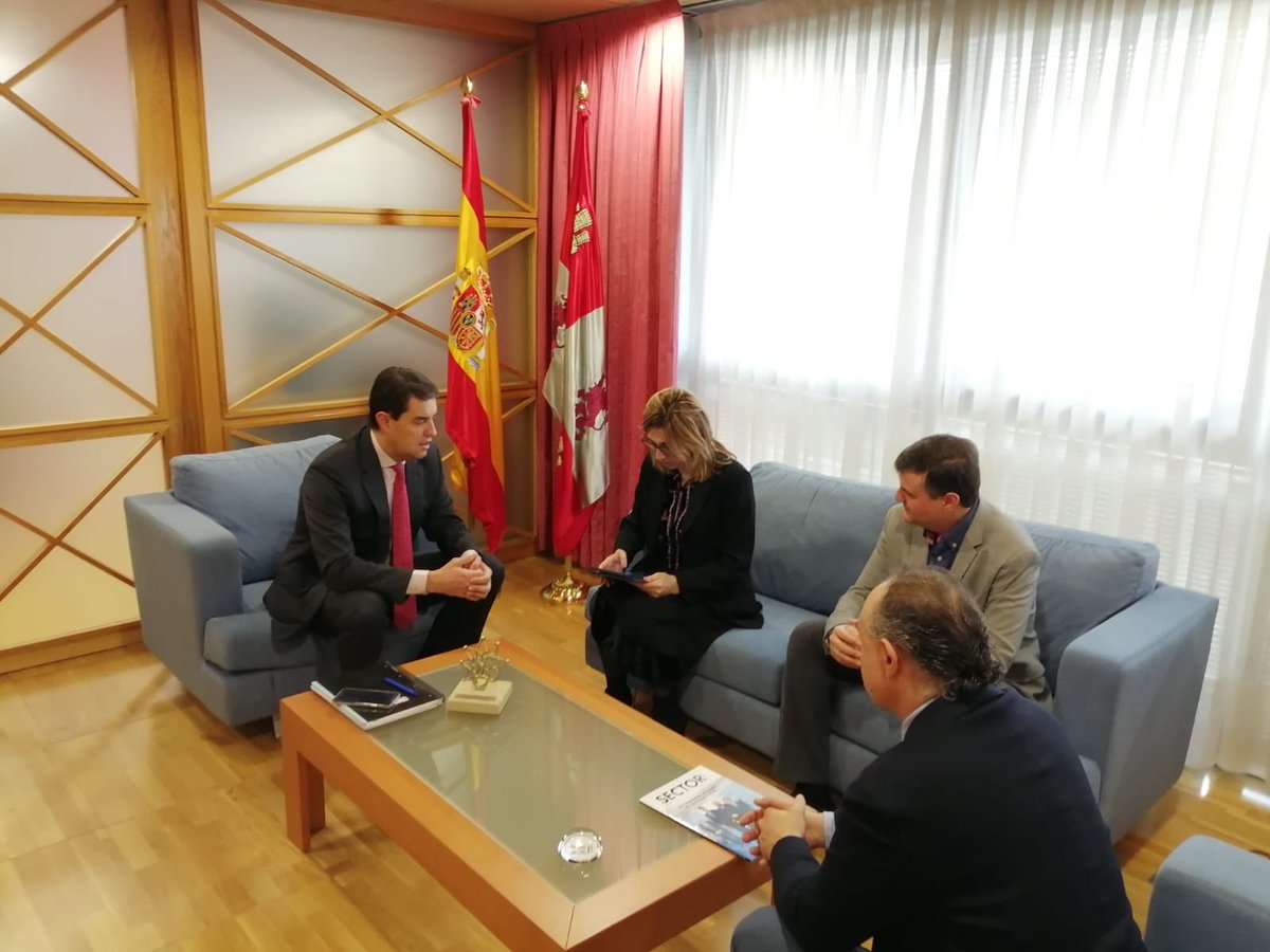 angelibaher's tweet photo. El Tren Directo Madrid-Aranda-Burgos es una reivindicación justa que traerá prosperidad a la provincia y a CyL. Sobre este tema, la designación de Ciudad Europea del Vino 2020 y otros asuntos he podido conversar esta mañana con la alcaldesa de Aranda y representantes municipales. https://t.co/btQo5VFIs4