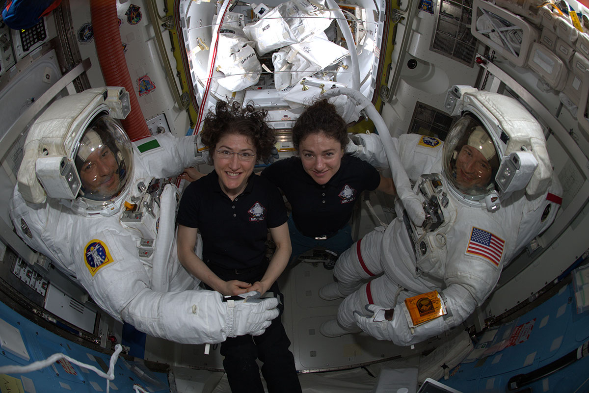astro_luca's tweet image. Photo chronicle of AMS4 EVA: Airlock operations
Fotocronaca dell’EVA AMS4: operazioni nell’Airlock #missionbeyond #SpacewalkForAMS
