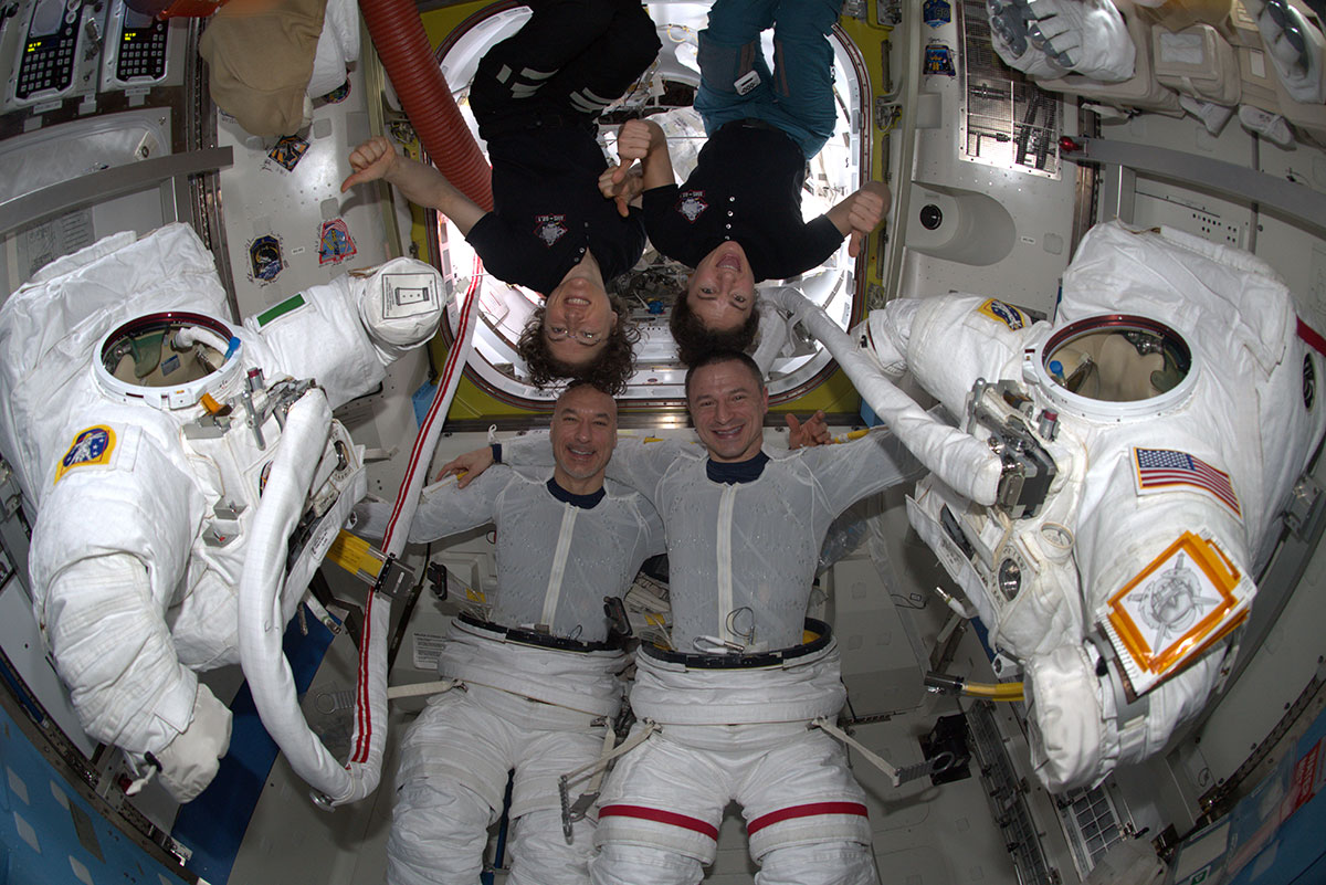 astro_luca's tweet image. Photo chronicle of AMS4 EVA: Airlock operations
Fotocronaca dell’EVA AMS4: operazioni nell’Airlock #missionbeyond #SpacewalkForAMS