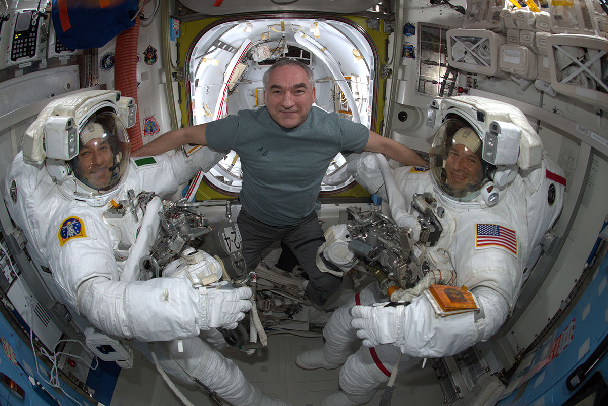 astro_luca's tweet image. Photo chronicle of AMS4 EVA: Airlock operations
Fotocronaca dell’EVA AMS4: operazioni nell’Airlock #missionbeyond #SpacewalkForAMS