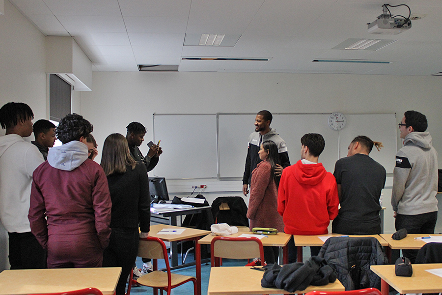 OLB45's tweet photo. 🏀 Esprit OLB 

🎓 Hier DJ Strawberry a rencontré des jeunes du Lycée Benjamin Franklin dans un cours d'anglais. Ils ont pu échanger ensemble sur le parcours et les ambitions du joueur !

#TousOLB https://t.co/p8kNwnP13a