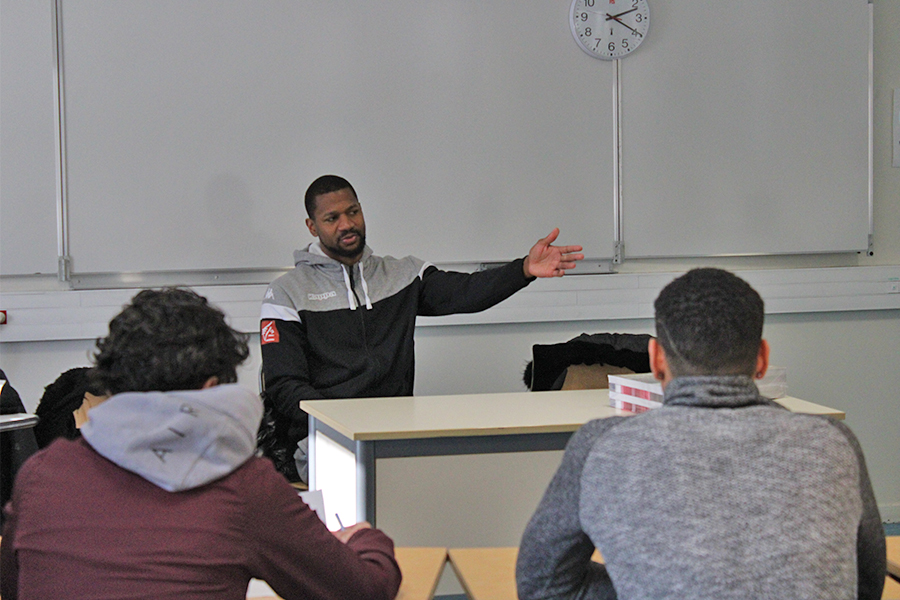OLB45's tweet photo. 🏀 Esprit OLB 

🎓 Hier DJ Strawberry a rencontré des jeunes du Lycée Benjamin Franklin dans un cours d'anglais. Ils ont pu échanger ensemble sur le parcours et les ambitions du joueur !

#TousOLB https://t.co/p8kNwnP13a