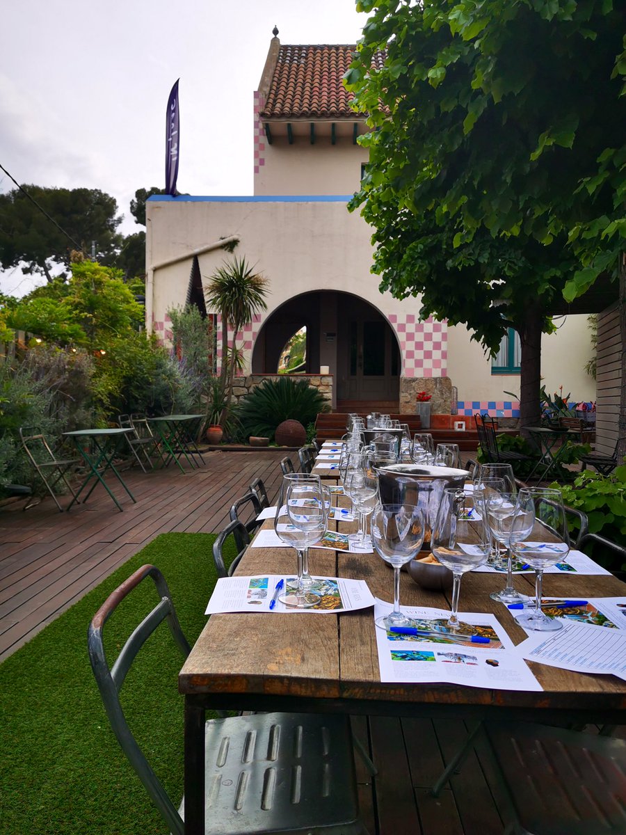 lostilos_bcn's tweet photo. En Los Tilos hemos podido disfrutar de una nueva cata de vinos 🍷🍾 ofrecida por la sommelier Susana Otal. 
Muchas gracias a todos los asistentes que vinieron y esperamos que lo hayáis disfrutado. 🏡 #Tilos #Barcelona #Pedralbes #Gaudi #Event #Sommelier #Catadevinos #Eventsbcn https://t.co/8oB3H4BVg2