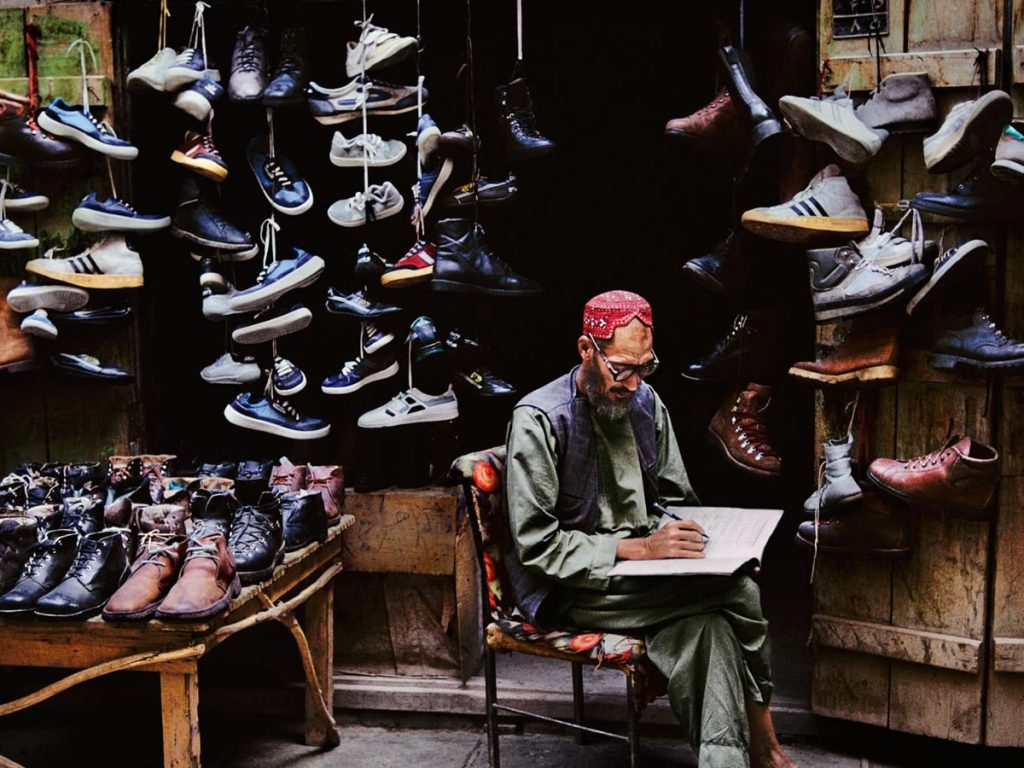 UpTv_ita's tweet image. All'Arengario a #Monza fino al 17 aprile la mostra fotografica "Leggere - Steve McCurry". In esposizione le immagini del fotografo statunitense che ritraggono persone da tutto il mondo assorte nella lettura @ComuneMonza @Visit_Different #McCurryMonza