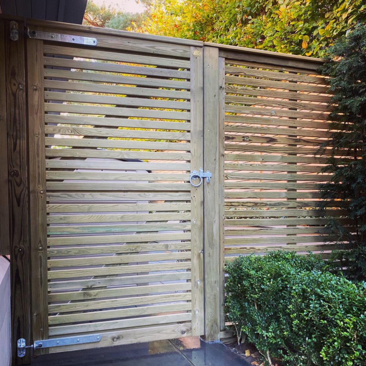 The beautiful Venetian gate from <a href="/Jacksonsfencing/">Jacksons Fencing</a> we installed here with a matching side panel 👌🏼 perfect for securing the side of your home while still looking ace 🏡 #tattonfencing #cheshire #fencing #garden #fencedesign #gardendesign #home #gates #venetianfence