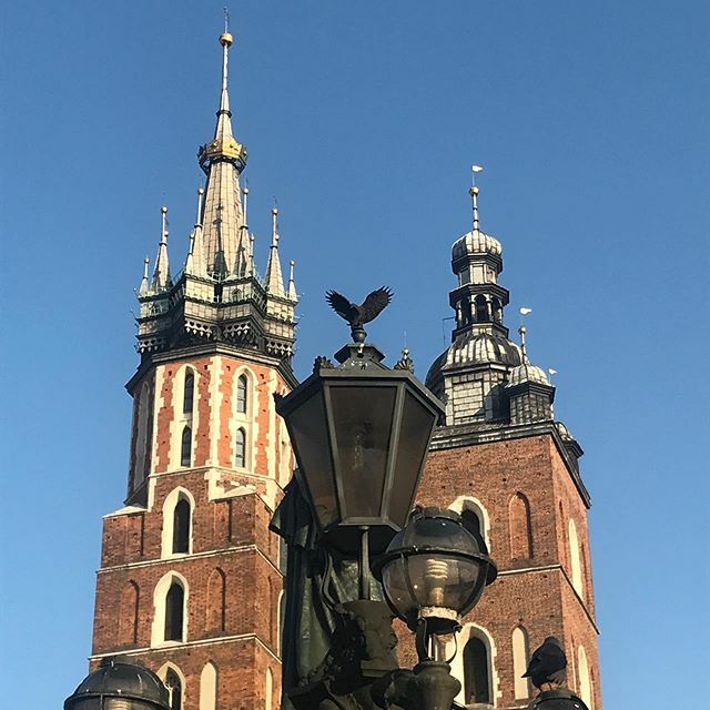 Beautiful St. Mary’s Basilica on #Krakow’s Main Market Square. 
#travelslow #travelsmart #travelguide #travelpoland #krakowinyourpocket #visitkrakow #visitpoland #polandexperience #polandinyourpocket #lovetotravel #travelphotography #travelgram #travelaw… ift.tt/38MPoMM
