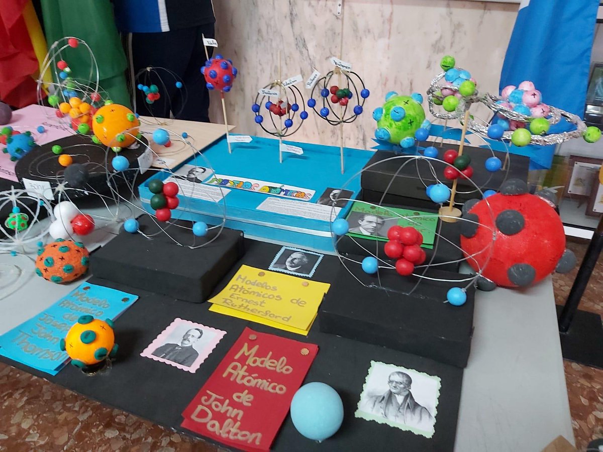 eldivinopastor's tweet photo. Los alumnos/as 👧🏻👦🏻 de 3°ESO han realizado maquetas✂️ para trabajar los diferentes modelos atómicos ⚛️en la asignatura de química.💯
¡Enhorabuena a todos, gran trabajo❗👏👏
#aquitodoesdiferente #eldivinopastor #secundaria #3ESO #quimica #modelosatomicos https://t.co/qCluYsTBHs