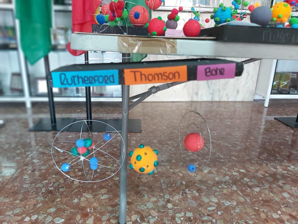 eldivinopastor's tweet photo. Los alumnos/as 👧🏻👦🏻 de 3°ESO han realizado maquetas✂️ para trabajar los diferentes modelos atómicos ⚛️en la asignatura de química.💯
¡Enhorabuena a todos, gran trabajo❗👏👏
#aquitodoesdiferente #eldivinopastor #secundaria #3ESO #quimica #modelosatomicos https://t.co/qCluYsTBHs