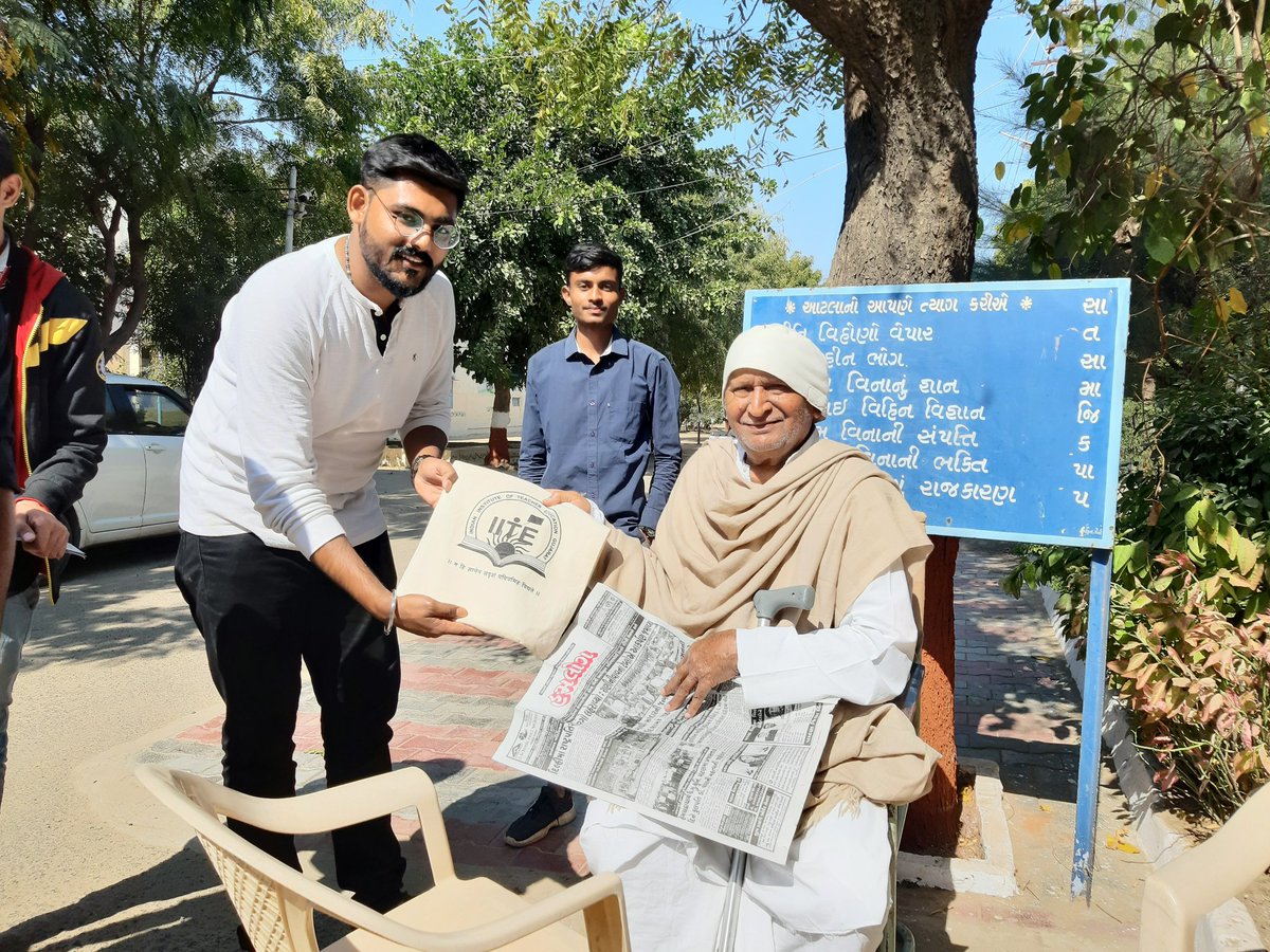 JatinKalvani's tweet photo. #bapuschoolme @harshad5350 @pavagadhi_tejas @PalakJadav5 @Maunsadhu22 @HarshKevin2 
It was great experience at ziliya and got special previlage to understand the situation of India and bapu at that time from Shree Maljibhai Desai.आंखो देखी बात। https://t.co/sxo4las0zE