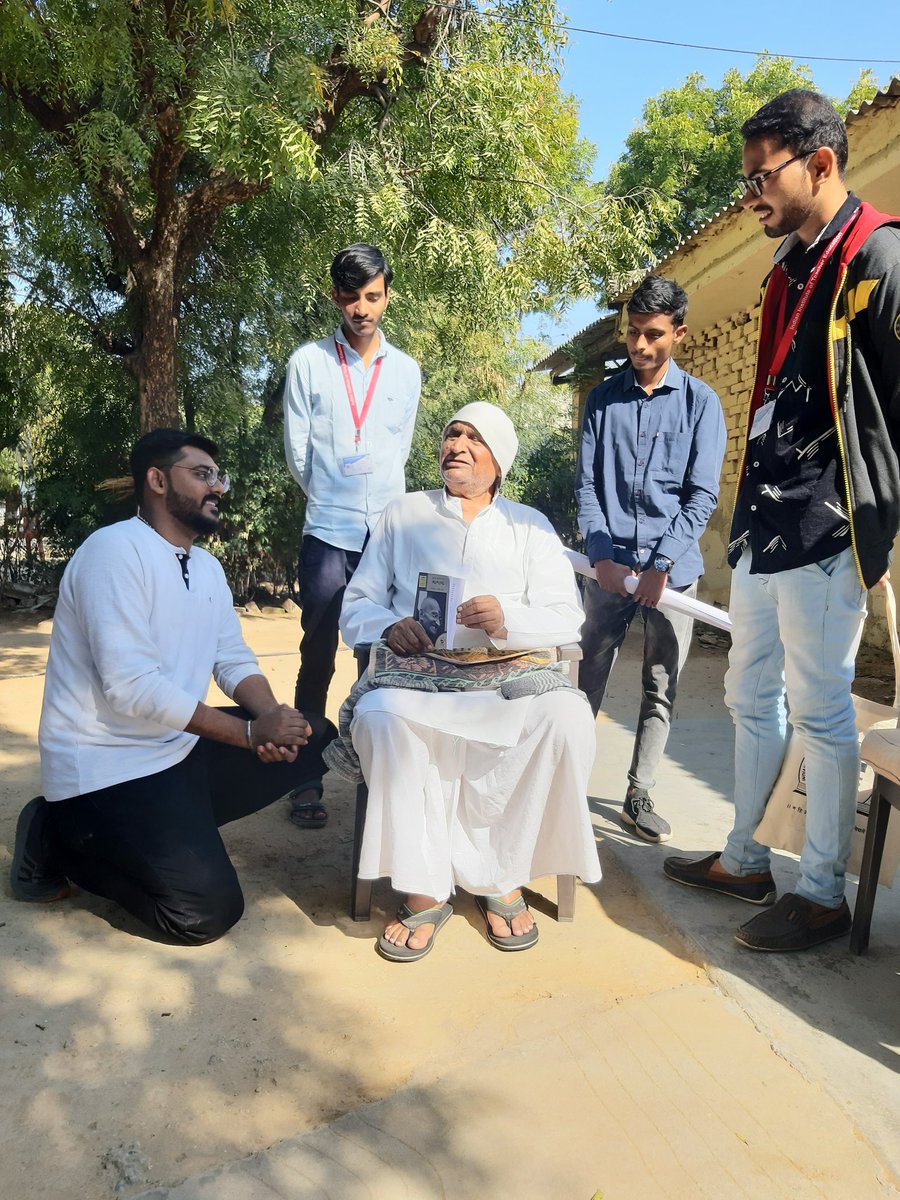 JatinKalvani's tweet photo. #bapuschoolme @harshad5350 @pavagadhi_tejas @PalakJadav5 @Maunsadhu22 @HarshKevin2 
It was great experience at ziliya and got special previlage to understand the situation of India and bapu at that time from Shree Maljibhai Desai.आंखो देखी बात। https://t.co/sxo4las0zE