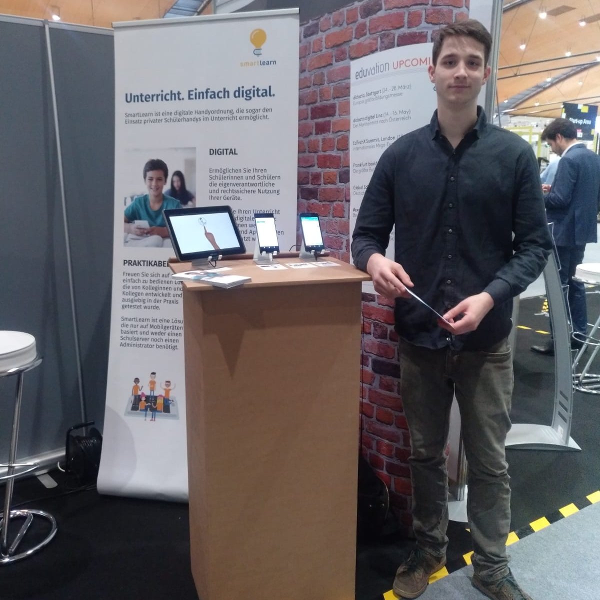 smartlearnapp's tweet photo. Unser #SmartLearn Team Oliver und Lenny sind für Sie da für Fragen und Antworten. Kommen Sie vorbei und probieren Sie aus! #LearnTec2020 https://t.co/4jkBbjvOhQ
