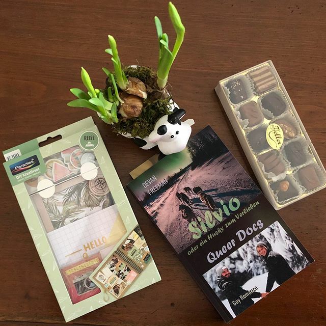 AStegbauer's tweet photo. Herzlichen Dank Devan Freeman für das Buch, die Goodies und die lieben Worte❤️ ich bin sehr gespannt auf die Story😍
#blogger #buch #bücher #taschenbuch #taschenbücher #devanfreeman #buchsüchtig #queer #queerdocs https://t.co/JrvRitHSgo https://t.co/0XUzNMbVmx