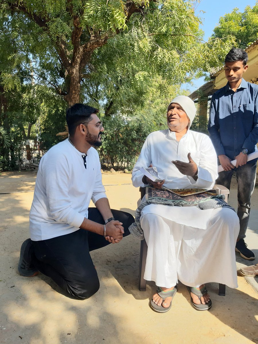 JatinKalvani's tweet photo. #bapuschoolme @harshad5350 @pavagadhi_tejas @PalakJadav5 @Maunsadhu22 @HarshKevin2 
It was great experience at ziliya and got special previlage to understand the situation of India and bapu at that time from Shree Maljibhai Desai.आंखो देखी बात। https://t.co/sxo4las0zE