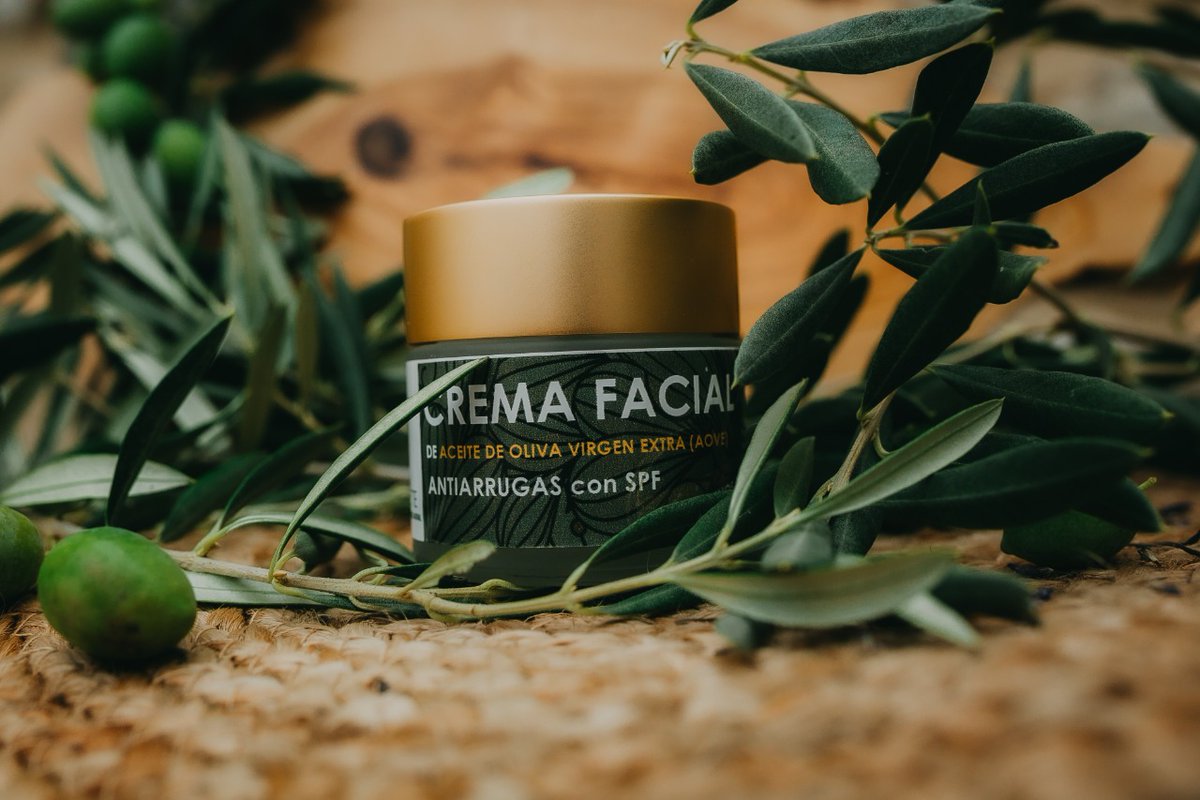 💆🏻👨🏻 CUIDADOS NATURALES con nuestra crema facial #antiarrugas elaborada con #aceitedeoliva. Disponible en todas nuestras tiendas físicas (#Úbeda #Baeza #Madrid) 🌳
.
👉 ONLINE EN: casadelaceite.com/cosmetica-con-… 
.
#AOVE #EVOO #Extravirginoliveoil