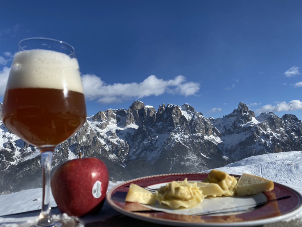 GustoDolomiti's tweet photo. È di nuovo #Happycheese sulle piste dell’@AlpeTognola a @visitsanmartino con il formaggio Primiero di malga che rende unici i ravioli preparati davanti ai nostri occhi, la birra @bionoc e le mele @la_Trentina. Ora si che siamo pronti per tornate in pista sulla mitica #TognolaUno! https://t.co/d1kbYxf90l