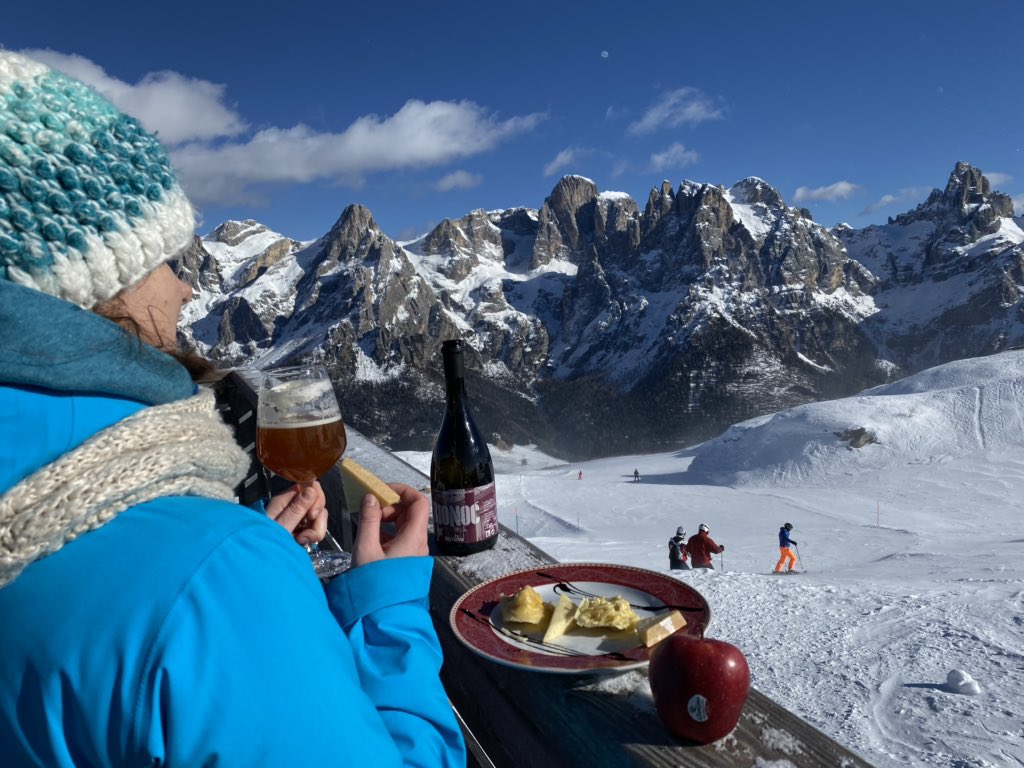 GustoDolomiti's tweet photo. È di nuovo #Happycheese sulle piste dell’@AlpeTognola a @visitsanmartino con il formaggio Primiero di malga che rende unici i ravioli preparati davanti ai nostri occhi, la birra @bionoc e le mele @la_Trentina. Ora si che siamo pronti per tornate in pista sulla mitica #TognolaUno! https://t.co/d1kbYxf90l