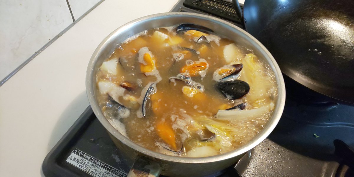 神田森莉 ムール貝の味噌汁 おうちごはん ムール貝なのでパエリヤとか洋風にしそうだが あえて味噌汁にした 漁師風 イモ ダイコン 白菜 ニンジンと煮る