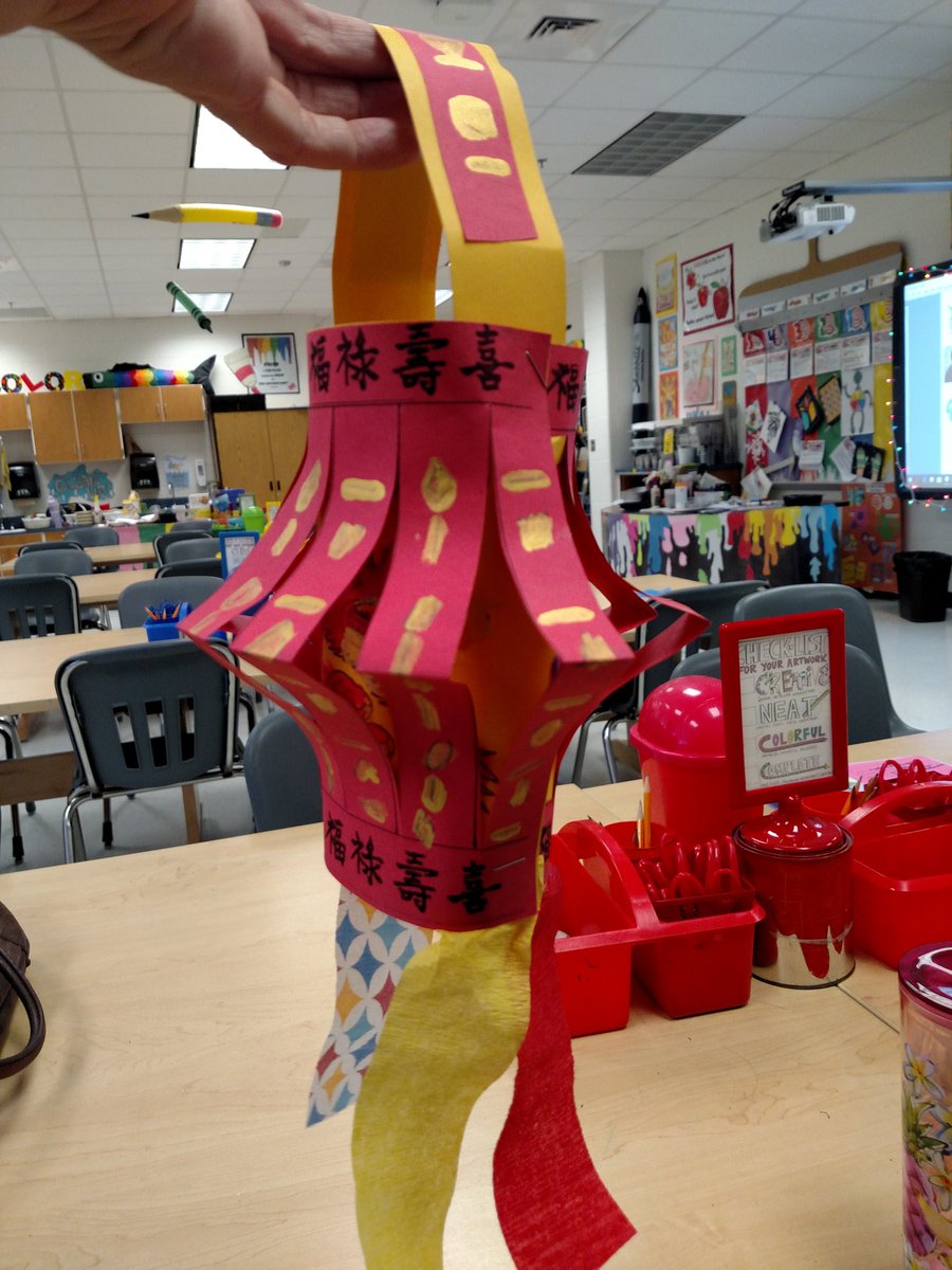 LaneBolyardART's tweet photo. Happy New Year! 🐀🐲 2nd graders were so excited to learn about the traditions and celebrations for the Chinese New Year &amp; Lantern Festival! They created Chinese Lanterns using A/B patterns with lines &amp; shapes in gold paint! A dragon hides inside their lanterns! #YearoftheRat https://t.co/mcRyMKOi8Z