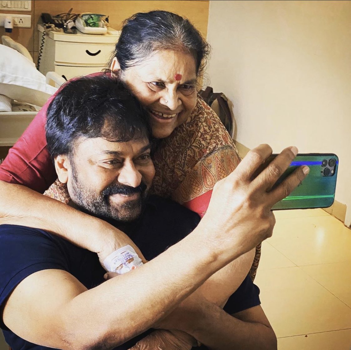 lucky59000's tweet photo. Entha mahaa baludayinaa Amma Vadi pasivade...
#AnjanaDevi gaari bday special
#MegaSelfie
#MegastarChiranjeevi Garu with AnjanaDevi Garu
#HBDAnjanaDevi
#HappyBirthdayAnjanamma https://t.co/uYyntDZd11