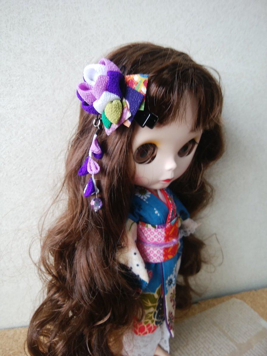 tumami_rinjyu's tweet photo. かわいぃ、かわいぃ、かわいぃ！！

うちの子達を付けたウチの子が、可愛い～～！！

ヒト科のチビ姫用つまみ細工がサイズぴったりで可愛いすぎる(〃ω〃)

#つまみ細工　#ドール用ヘアアクセサリー　#ドール用着物　#BOXDOLL 　#箱庭9 https://t.co/nGs2SK2WC1