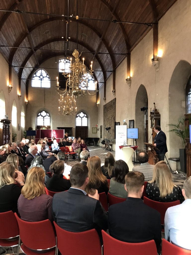 En te gast bij Digital Health Lab in de prachtige burgerzaal van het stadhuis van Middelburg. Mooi mix van onderzoek, ondernemerschap en praktijk. Inspirerende projecten uitgevoerd door zeer gemotiveerde studenten! #ehw20
