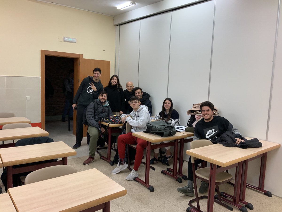 lourdesdemiguel's tweet photo. Comenzamos #InnovaEP ¡Encantada de volver a ver a los estudiantes de 2º de Grado de Primaria! @cucc_educacion #SoyCUCC https://t.co/4tuqGOGHIu