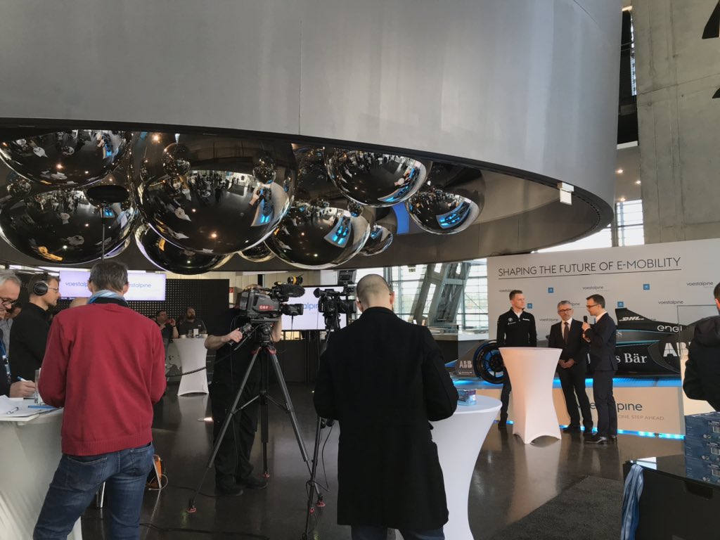 ExingerBeatrix's tweet photo. Großes Medieninteresse bei unserer heutigen Pressekonferenz mit #voestalpine CEO Herbert Eibensteiner und Formel E-Fahrer Maximilian Günther #maxg_official in der Stahlwelt. #formele #formulae https://t.co/HQc5tBShcX