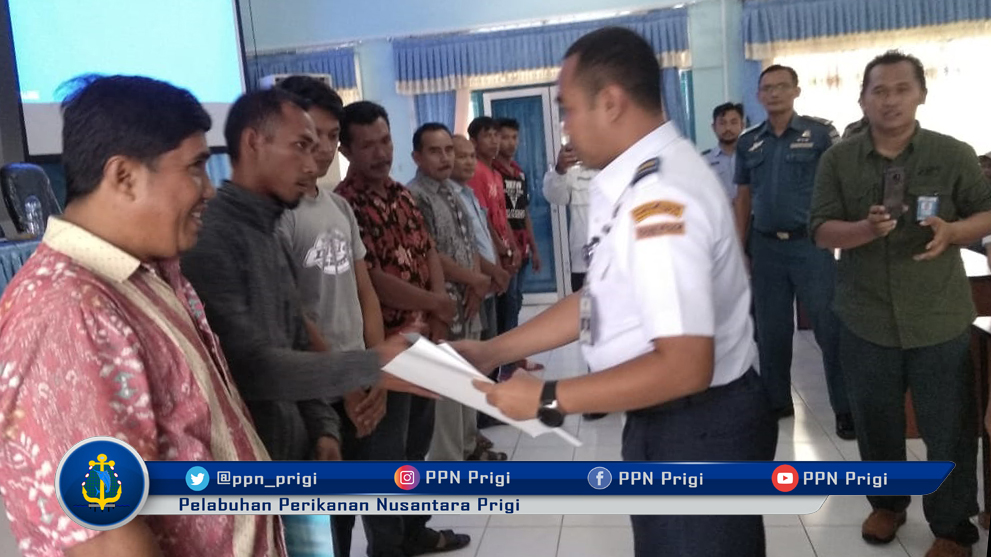 ppn_prigi's tweet photo. Penyerahan Simbolis Dokumen Kapal (Pas Kecil) dan SKK 60 Mil hasil pelsksanaa Gerai Pelayanan Dokumen Kapal, Sertifikasi Kapal dan Nelayan https://t.co/iVkQSbp8ia