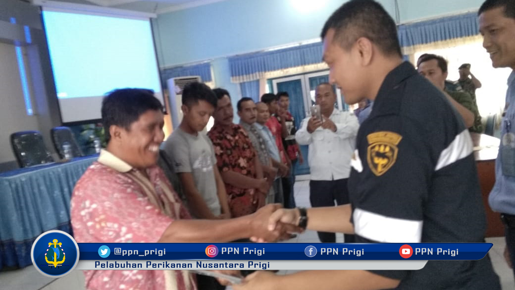 ppn_prigi's tweet photo. Penyerahan Simbolis Dokumen Kapal (Pas Kecil) dan SKK 60 Mil hasil pelsksanaa Gerai Pelayanan Dokumen Kapal, Sertifikasi Kapal dan Nelayan https://t.co/iVkQSbp8ia